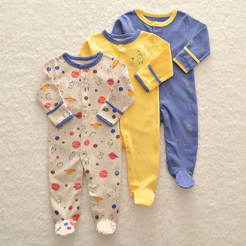 Pyjama combinaison 3 pièces à motif espace et astronaute pour bébé avec un fond beige