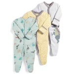 Pyjama combinaison 3 pièces avec imprimé dinosaure pour bébé avec un fond blanc