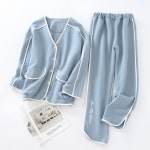 Pyjama course vers le sommeil bleu avec des détails en blanc et un fond blanc