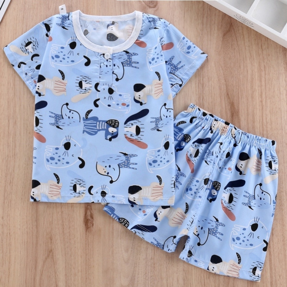 Pyjama d'été deux pièces à motif pour jeunes enfants bleu avec des motifs mignon et un fond en bois