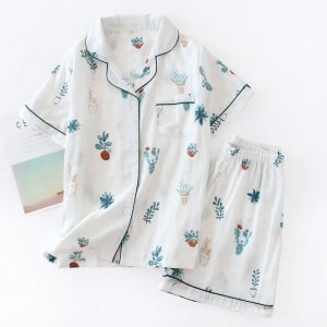 Pyjama d'été blanc manches courtes avec imprimé fleurs vertes à la mode