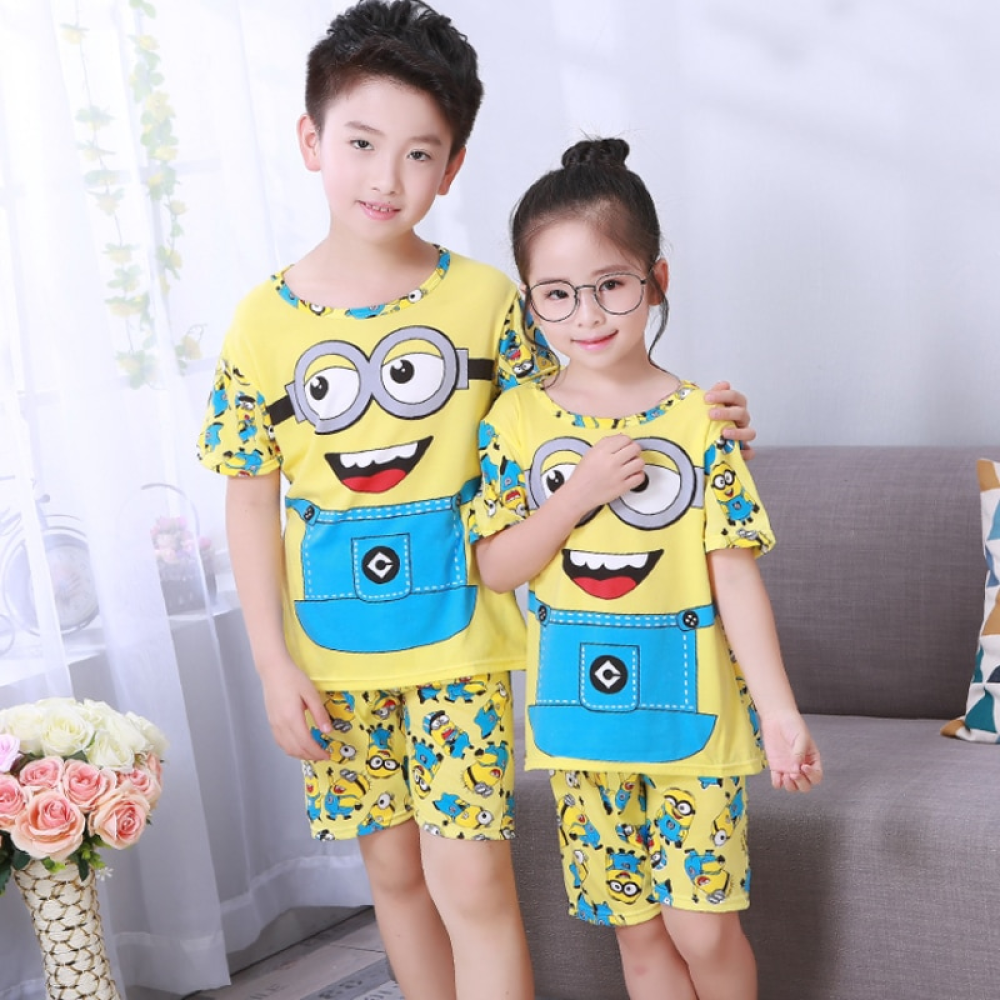Pyjama d’été à manches courtes avec imprimé Minions pour enfant portées par des enfants dans une maison