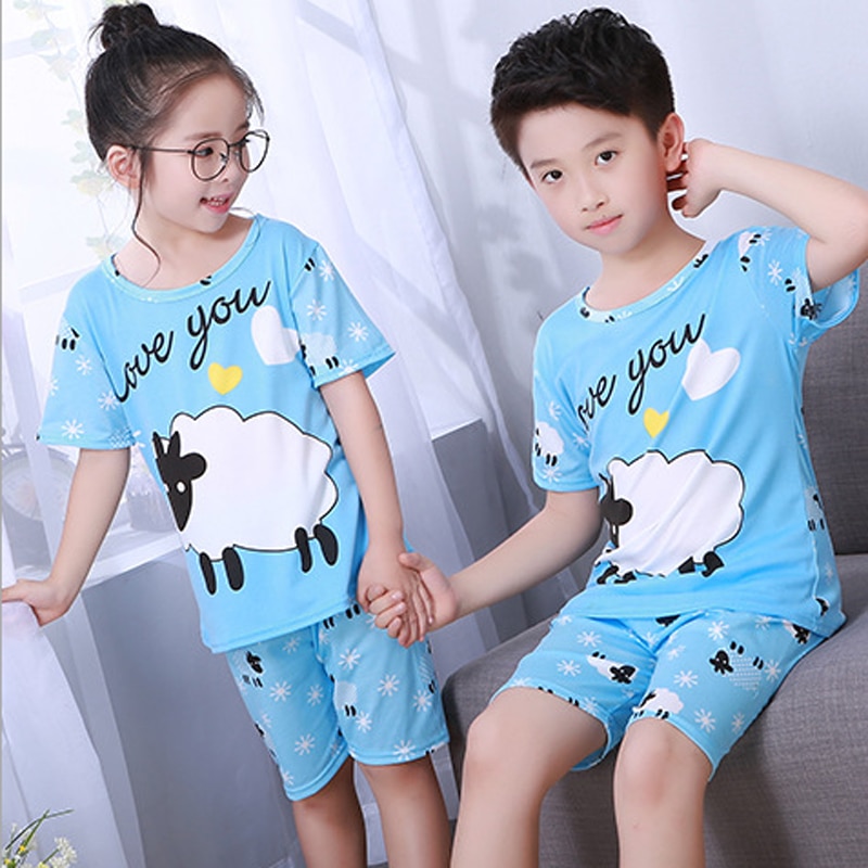 Pyjama d’été bleu à manches courtes avec imprimé Mouton pour enfant portées par des enfants dans une maison