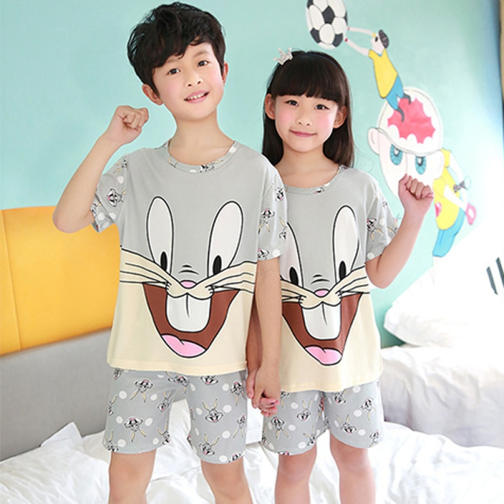 Pyjama d'été gris manches courtes à motif Bugs Bunny pour enfant porté par des enfants à l'intérieur d'une maison