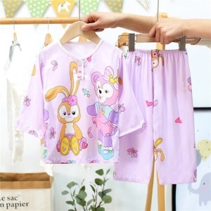 Pyjama en coton manches mi-longues à motif singe et lapin violet sur une ceintre dans une maison