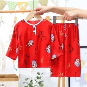 Pyjama rouge deux-pièces à manches mi-longues pour enfant rouge avec motif sur une ceintre