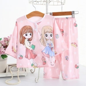 Pyjama rose en coton deux pièces à motif petites filles roses sur une ceintre