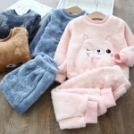 Pyjama au motif de chat tout doux, en deux couleurs, bleu et rose, et en deux pièces, un pantalon et un haut chaud