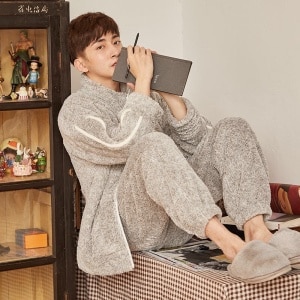 Pyjama ensemble chaud pour homme gris avec un homme qui porte le pyjama