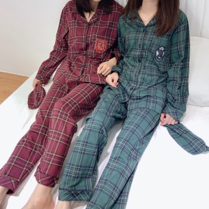 Pyjama ensemble Harry Potter à carreaux un vert et un rouge avec deux femmes qui porte le pyjama dans le lit