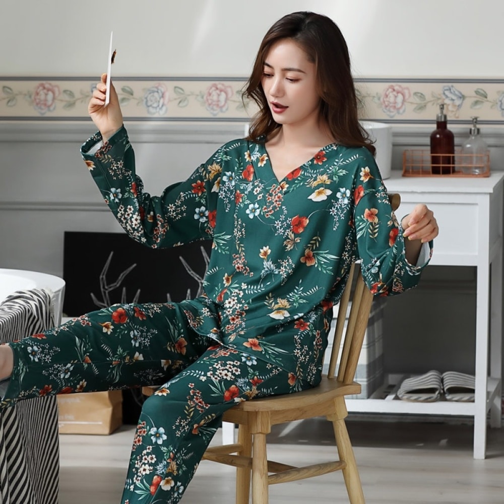 Pyjama femme deux pièces avec col en V et motif floral avec un fond une chambre
