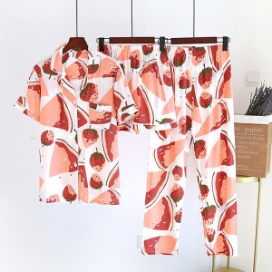 Pyjama trois pièces pour femme à motifs melons et fraises suspendue avec un fond blanc