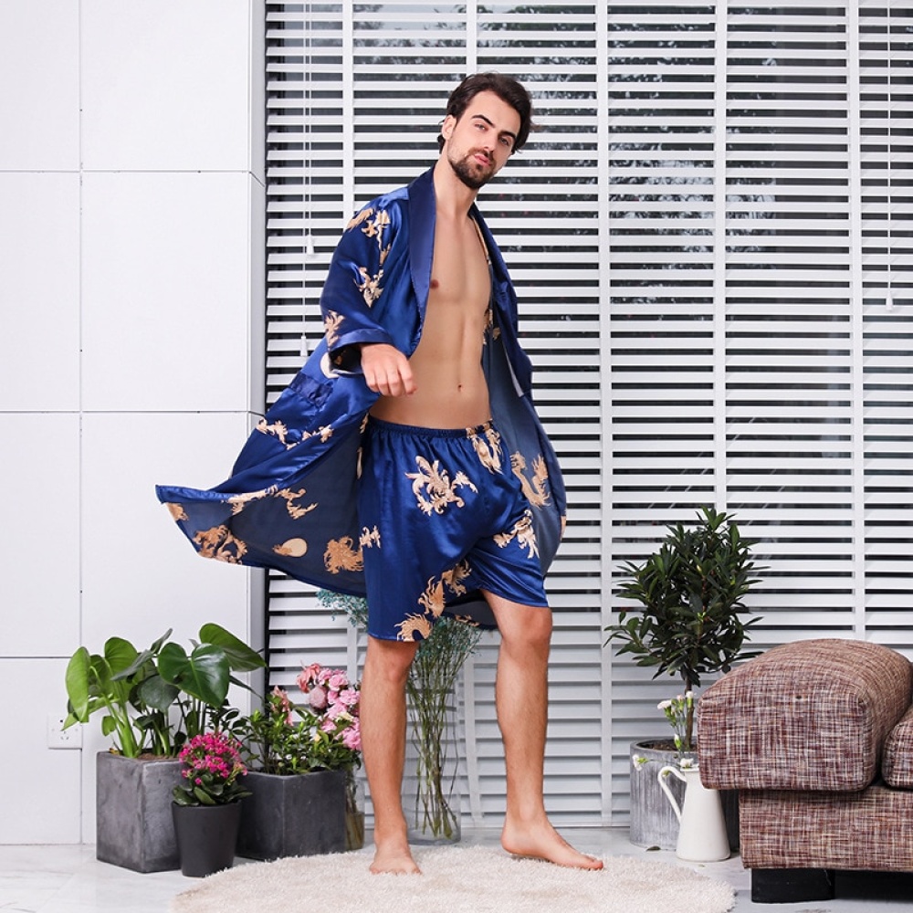 Pyjama kimono deux pièces en satin avec imprimé dragon porté par un homme à la mode