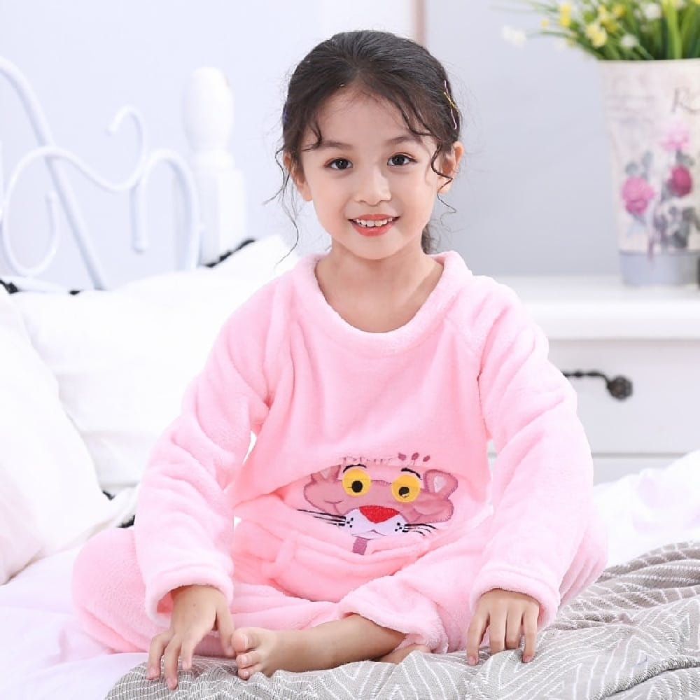 Pyjama en flanelle avec imprimé Pink Panther pour fille rose porté par une petite fille sur un lit dans une maison