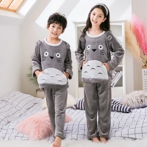 Pyjama gris en flanelle polaire avec imprimé Toroto pour enfant porté par un petit garcon et une petite fille qui porte une serre tête sur un lit dans une maison
