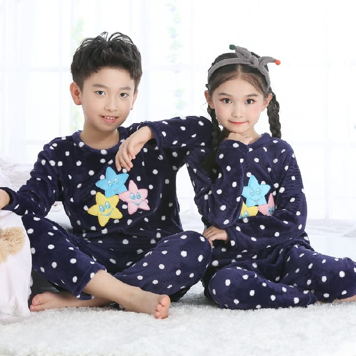 Pyjama en flanelle manches longues à motif sirène pour fille porté par une petite fille et un petit garçon assise sur un tapis