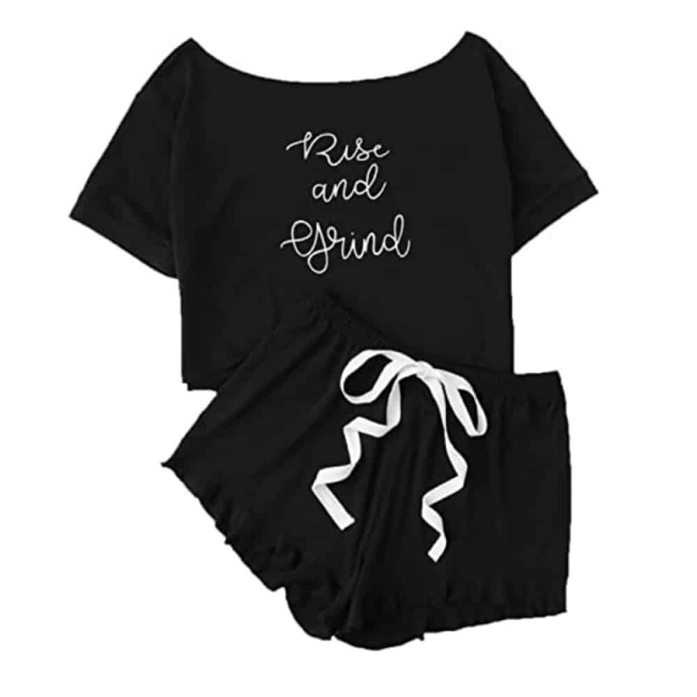 Pyjama d’été noir avec inscription rise and grind pour femmes noir et blanc à la mode