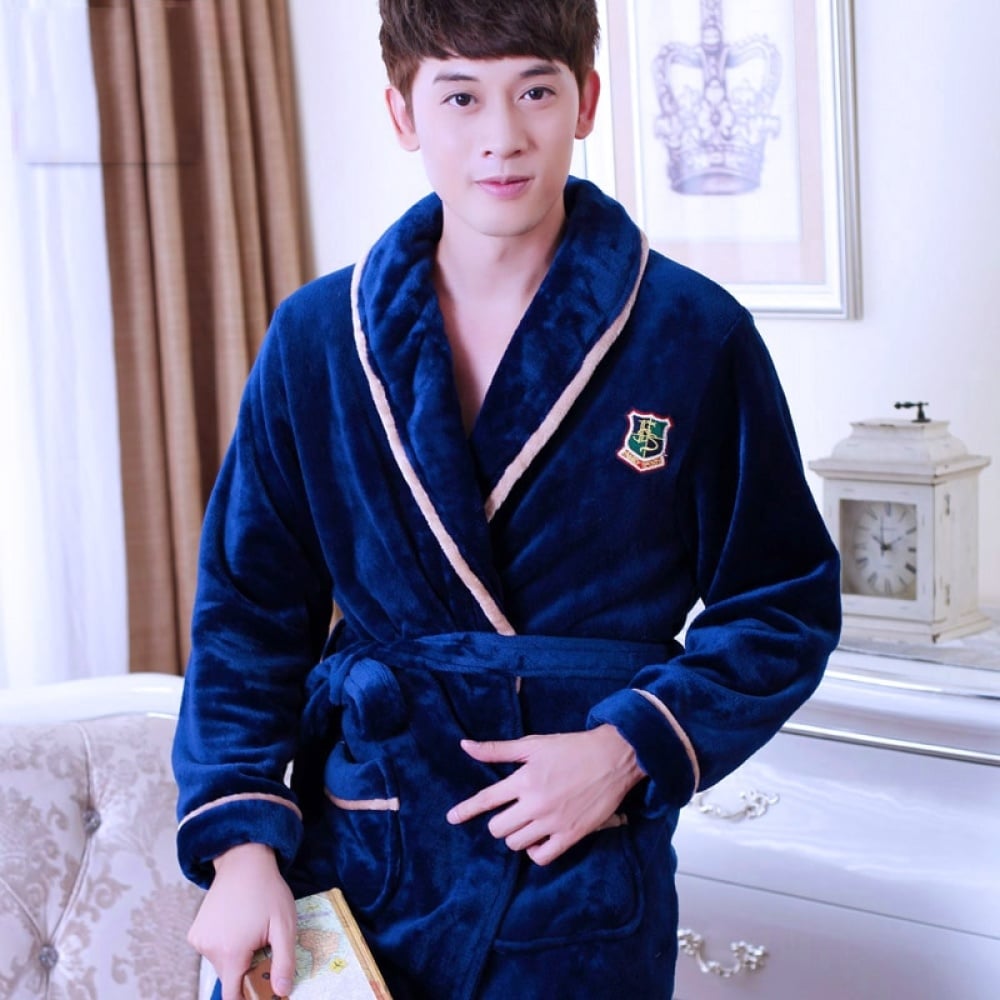 Pyjama Kimono bleu marine en flanelle pour homme porté par un homme dans une maison