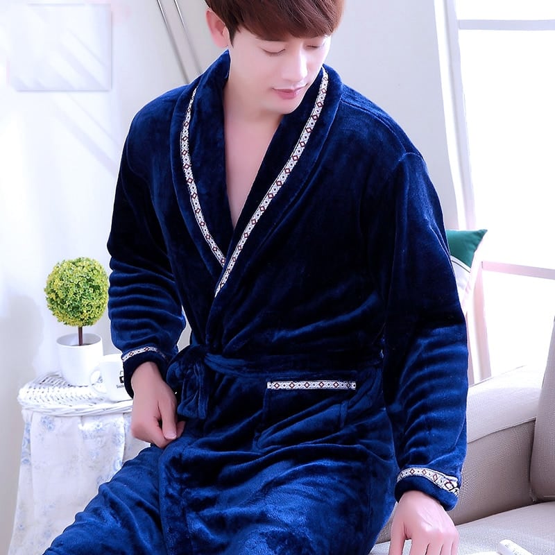 Pyjama peignoir bleu en flanelle pour homme à la mode, porté par n homme assise sur une chaise dans une maison