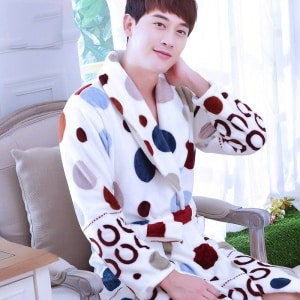 Pyjama peignoir en flanelle à motif pois multicolore pour homme porté par un homme assise sur un chaise dans une maison