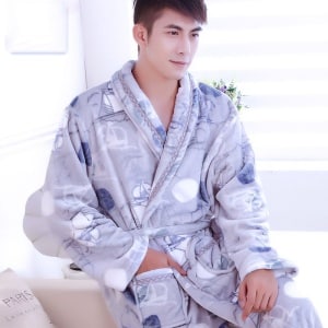 Pyjama peignoir en flanelle à motif bateau pour homme porté par un homme assise sur une chaise