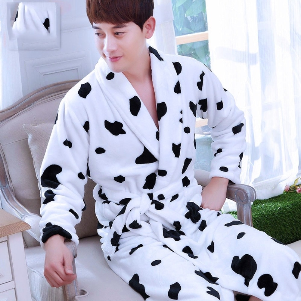 Pyjama Kimono en flanelle avec imprimé vache pour homme à la mode portée par un homme assise sur une chaise