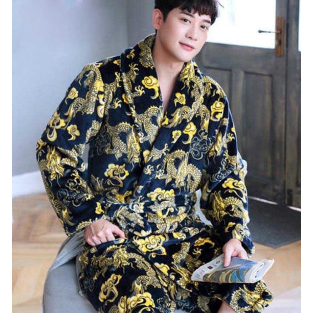 Pyjama peignoir en flanelle avec imprimé dragon pour homme très haute qualité porté par un homme dans une maison