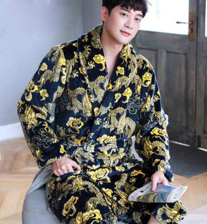 Pyjama peignoir en flanelle avec imprimé dragon pour homme très haute qualité porté par un homme dans une maison