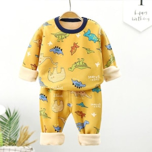 Pyjama polaire chaud avec motif de dinosaure pour garçon jaune très confortable sur une ceintre