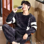 Pyjama polaire chaud pour homme porté par un homme assise sur une chaise dans une maison à la mode