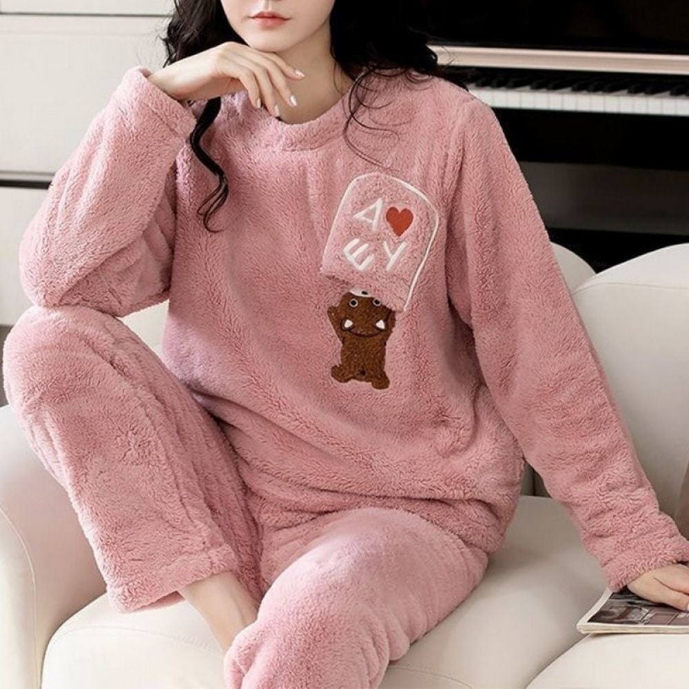 Pyjama polaire pour femme motif ours très confortable porté par une femme dans une maison