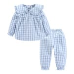 Pyjama bleu pour enfant à carreaux composé de deux pièces, un haut en forme de chemise et un bas en forme de pantalon