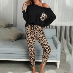 Pyjama pour femme léopard, avec un fond une chambre