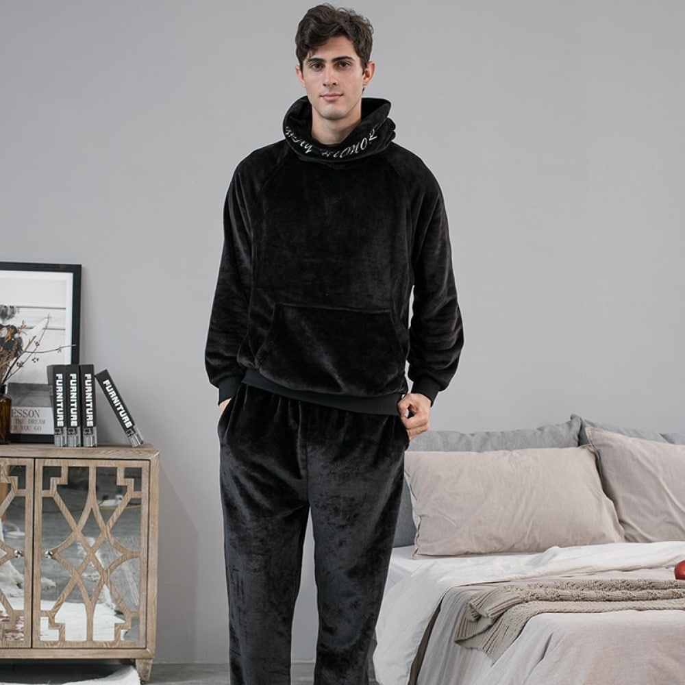Pyjama noir pour homme chaud à capuche, il est porté par un homme grand et jeune
