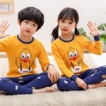 Pyjama printemps avec pull jaune et pantalon bleu pour enfants avec deux enfants qui porte le pyjama