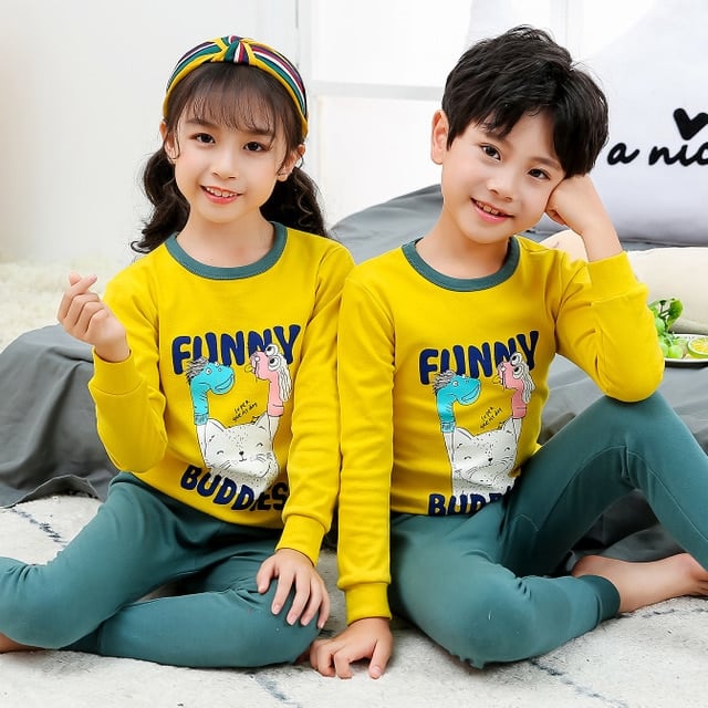 Pyjama printemps avec pull jaune et pantalon vert pour enfants avec deux enfants, une fille et un garçon qui porte le pyjama