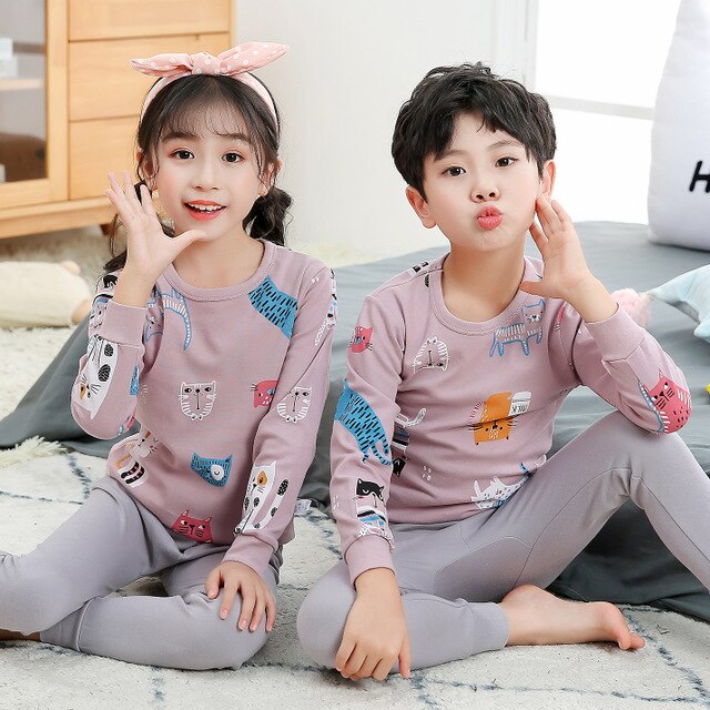 Pyjama printemps avec pull rose et pantalon gris pour enfants avec deux enfants qui porte le pyjama