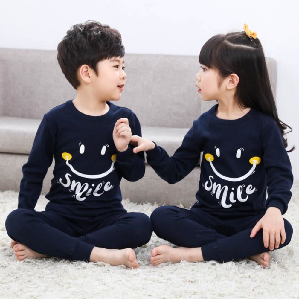 Pyjama printemps deux pièces à motif Smile pour enfants bleu foncé avec deux enfants qui porte le pyjama