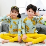 Pyjama printemps deux pièces à motif canard pour enfants avec deux enfants qui porte le pyjama