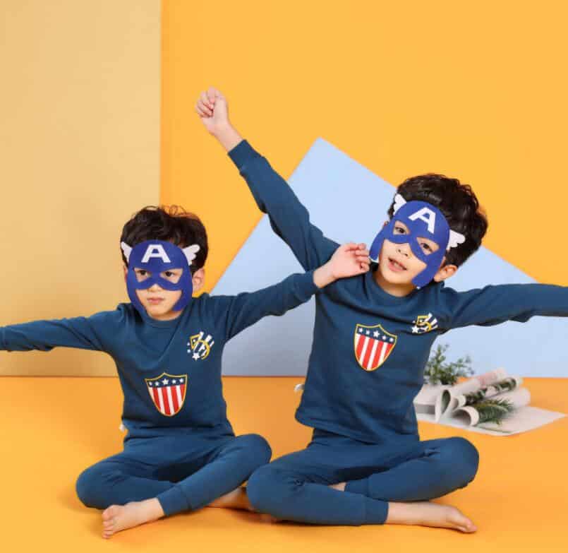 Pyjama printemps bleu deux pièces pour garçon avec deux petits garçons qui porte le pyjama avec un masque de super héros