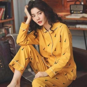Pyjama printemps à manches longues jaune avec imprimé carotte à la mode