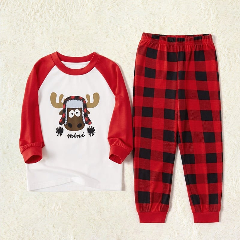 Pyjama rêne de Noël enfants et bébés blanc et rouge avec un fond beige