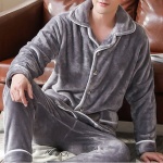 Pyjama rétro d'hiver pour homme épais gris avec un homme qui porte le pyjama