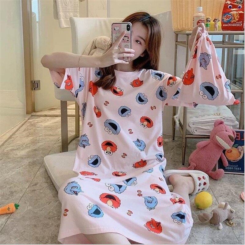 Pyjama robe de nuit à manches courtes avec imprimé Elmo porté par une femme dans une maison