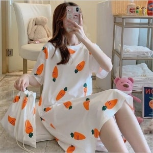 Pyjama robe de nuit en coton à col rond et motif carotte avec un sac complet porté par une femme