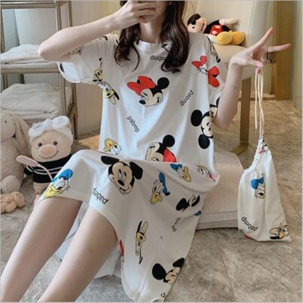 Pyjama robe de nuit en coton à motif Mickey Mouse et Minnie avec un sac complet porté par une femme