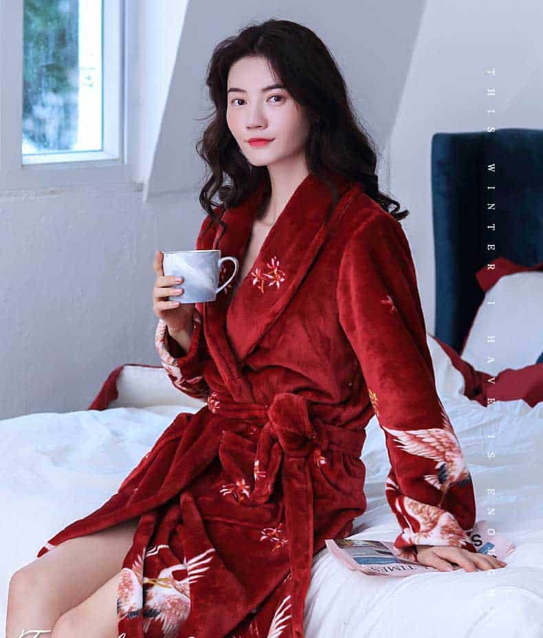 Pyjama peignoir en molleton avec imprimé oiseaux pour femmes porté par une femme