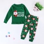 Pyjama "Santa's little helper" vert avec un fond blanc et une plante avec des étoiles
