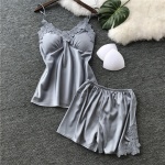 Pyjama sexy avec fleurs en dentelle gris avec un fond gris