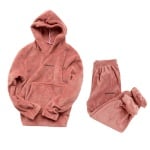 Pyjama deux pièces composé d'un sweat à capuche rose en matière polaire. Le sweat contient une poche kangourou sur l'avant. Et un pantalon rose en matière polaire aussi avec un élastique au niveau de la taille.